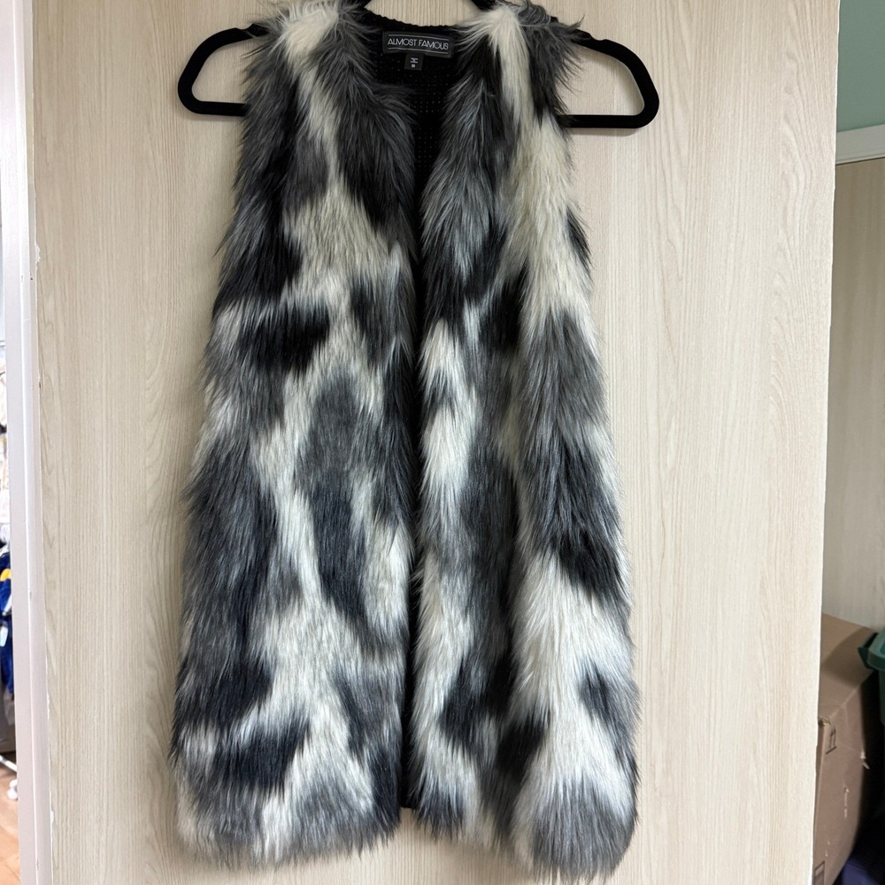 Almost Famous Gray & White‎ Faux Fur Vest Women's Size Small